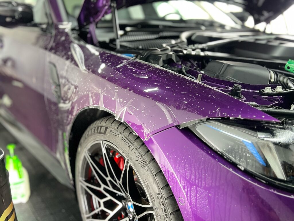 Skutecznie odpycha wodę i zanieczyszczenia, minimalizując ryzyko osadzania się brudu na powierzchnii karoserii